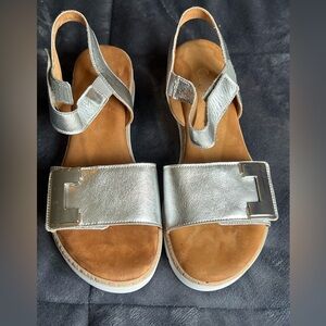 Gabor Silver Metallic Slingback Sandals, euro size is 5 =7-7.5 Canadian size